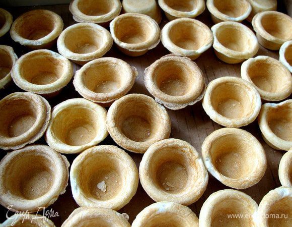 Для ускорения процесса приготовления, тарталетки я решила не готовитьсамой, а купить. Взяла очень маленькие, на один укус. 