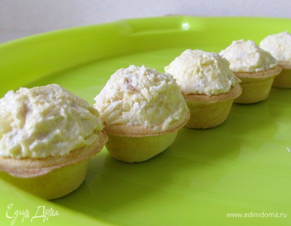 Тарталетки с курицей и ананасом.
Порезать мелко отваренную куриную грудку, взять 3 колечка консервированного ананаса и тоже мелко порезать. Сыр (у меня "Российский") и вареное куриное яйцо потереть на терке. Маленькую дольку чеснока пропустить через пресс. Заправить майонезом. При необходимости поперчить и посолить. Аккуратненько маленькой ложечкой распределить в тарталетке.