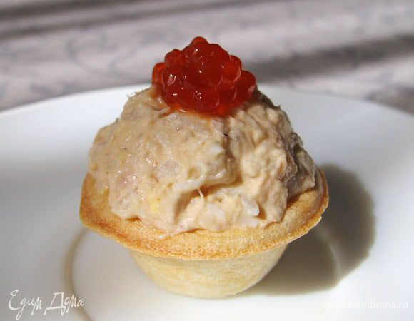 Тарталетки с лососем. Берем баночку консервов в собственном соку (у меня нерка) и разминаем вилкой, предварительно удалив кожицу и косточки. Яйцо трем на терке, небольшую часть лука мелко-мелко режем. Добавляем отваренный рис, смешиваем все ингредиенты и заправляем майонезом. Солим, перчим. Выкладываем в тарталетки и для красоты добавляем красную икру.