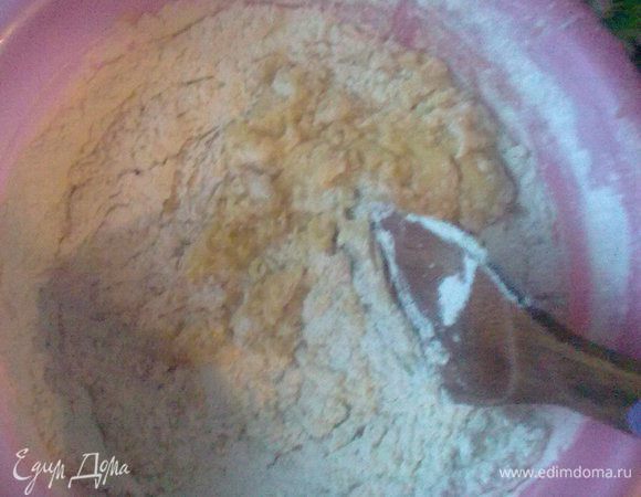 Добавляем муку и быстро замешиваем тесто.