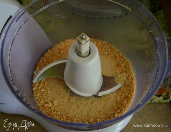 В фудпроцессоре размолоть печенье в крошку.