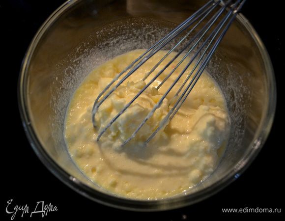 113гр.слив.масла растопить, добавить мороженое и перемешать, затем по одному яйцу за раз, ванилин.