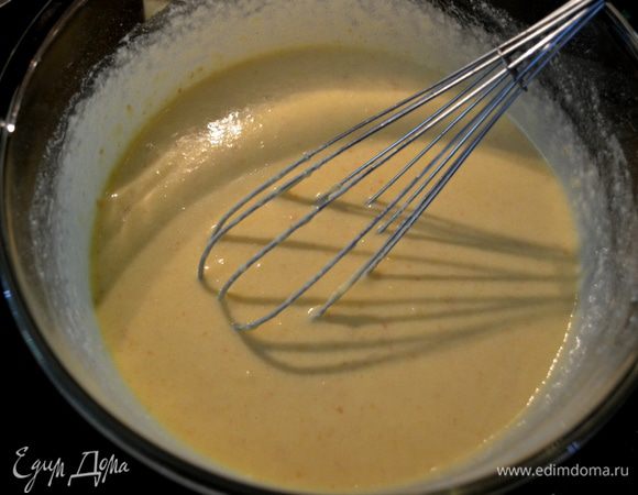 В другом блюде размешать муку, крошку приготовленную, соль,сахар, разрыхлитель.И смешать все вместе с яично- мороженой жидкостью.