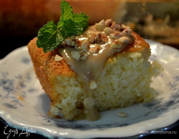Разрежем на кусочки,сверху каждого кусочка выльем наш сладкий соус.Выложим орехи и подаем со взбитыми сливками по желанию.