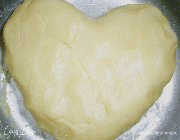 Постепенно всыпаем муку и замешиваем мягкое тесто. Точное количество муки регулируйте сами. Тесто должно не липнуть к рукам, но не быть слишком крутым.
