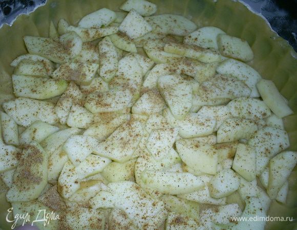 Яблоки моем, чистим, удаляем сердцевину и режем на дольки. Выкладываем слой яблок на тесто. Посыпаем сверху корицей. 