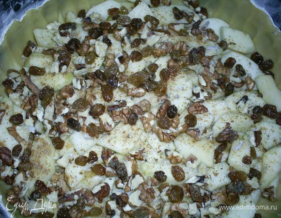 Сверху посыпаем орехами и изюмом.