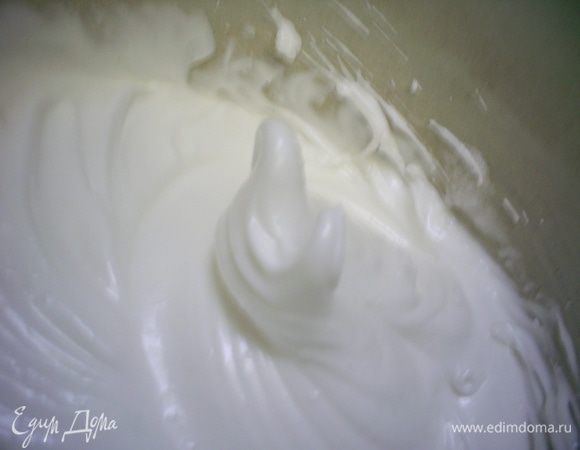 Для безе взобьем белки до твердых пиков. Затем постепенно , не прекращая взбивать, в несколько приемом введем сахар. Взбивать до твердых пиков.