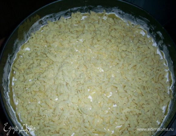 Распределяем взбитые белки по начинке. Сверху равномерно натираем замороженное тесто. Ставим в разогретую до 160 градусов духовку. Выпекаем при этой же температуре 20-30минут. первые 15 минут духовку не открывать!