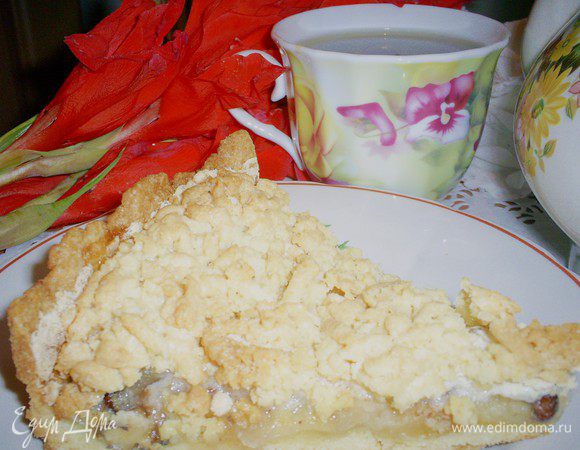 Готовый пирог выкладываем на блюдо и зовем всех на дегустацию. Приятного аппетита!