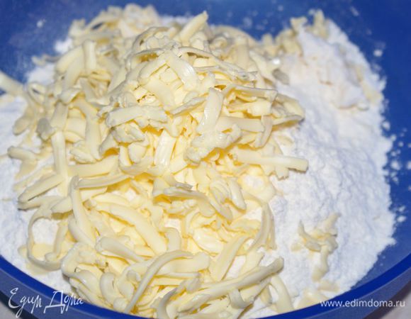 В муку натереть на терке сливочное масло.