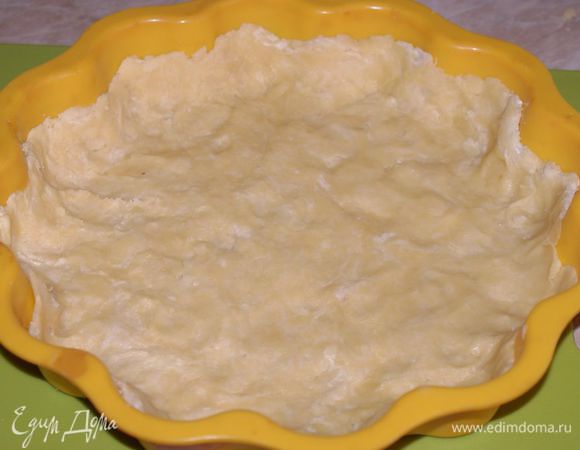 Добавить ледяную воду и вымесить тесто, чтобы масло так и осталось кусочками, а мука смешалась с водой.
Выложить в форме и сделать бортики. Убрать на 20 минут в морозилку.