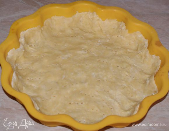 Достать из морозилки. Наколоть тесто вилкой и поставить в разогретую до 200 градусов духовку на 20 минут.