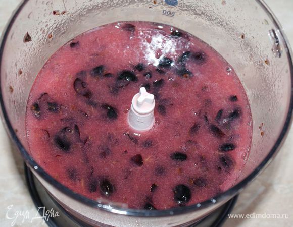 Тем временем. Замороженную смородину залить кипятком. Переложить в блендер или комбайн и хорошо размолоть.