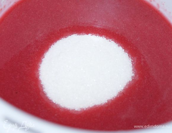 Добавить сахар и хорошо перемешать (можно миксером).