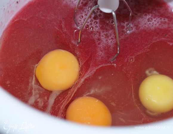 Добавить яйца и взбивать дальше.