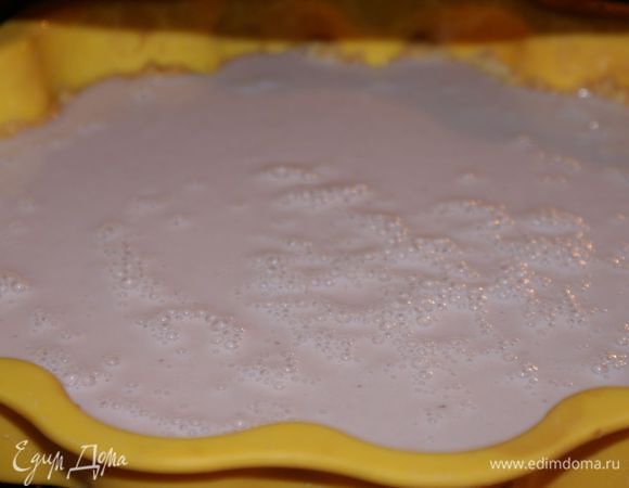 Влить сливки и хорошо перемешать. 
Влить получившуюся массу в тесто и поставить в духовку (разогретую до 170 градусов) на 35 минут.