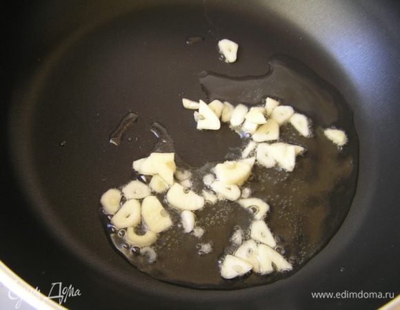 Пасту отварить в подсоленой воде до полуготовности. Чеснок мелко нарезать, обжарить на растительном масле,