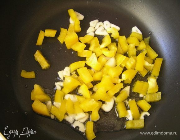 добавить нарезанный перец,