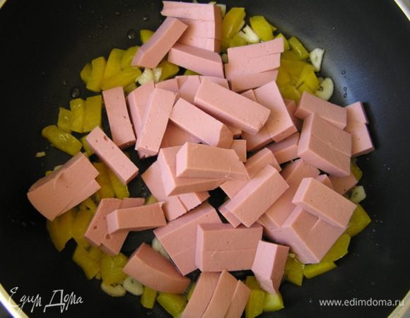 затем ветчину, продолжая обжаривать.