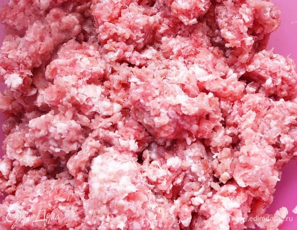 Сделать фарш из курицы и телятины.