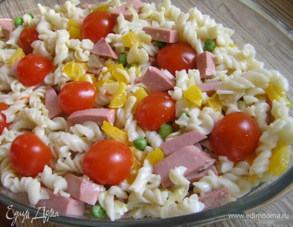 Сверху выложить половинки черри,