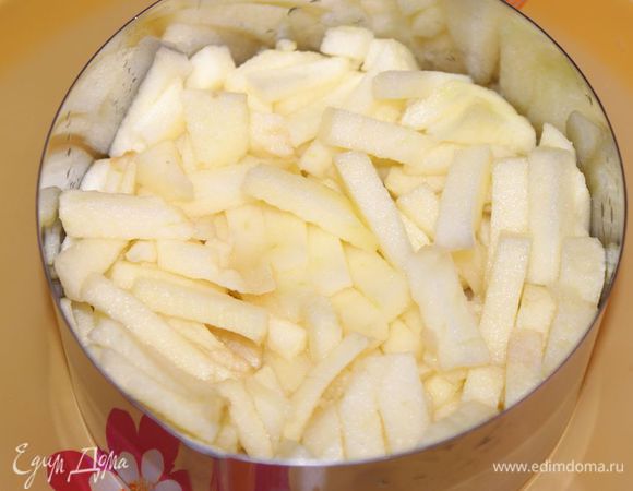 Яблоки нарезать небольшими кусочками или полосками.
