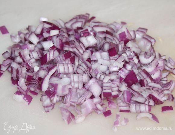 Лук мелко накрошить и выложить на яблоки.