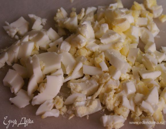 Яйца не крупно нарезать и выложить поверх лука.