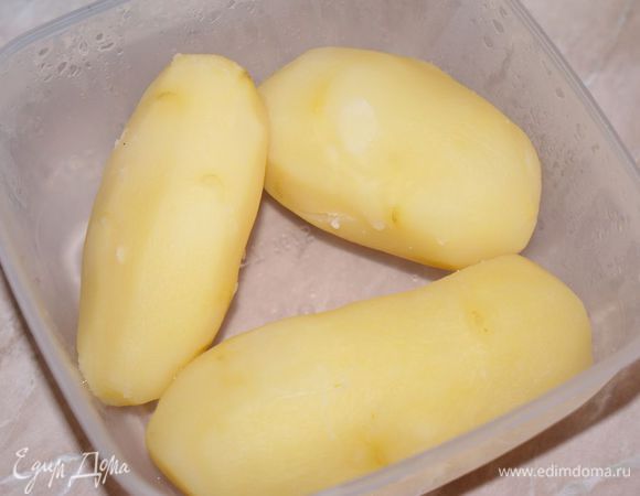 Отварить картофель до готовности.
