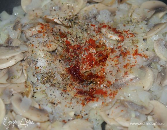 Добавить соль, майоран, паприку и черный молотый перец. Готовить еще 1-2 минуты. Остудить.
