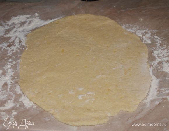 Вымесить тесто. на присыпанной мукой поверхности раскатать тесто в пласт.

