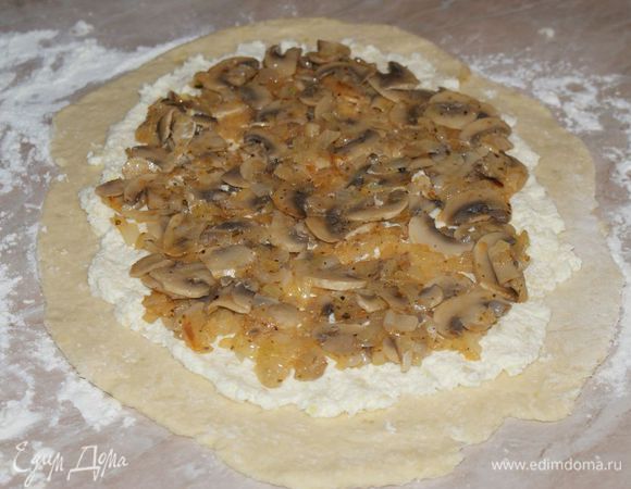 На тесто выложить сливочную начинку, а на нее грибную.
