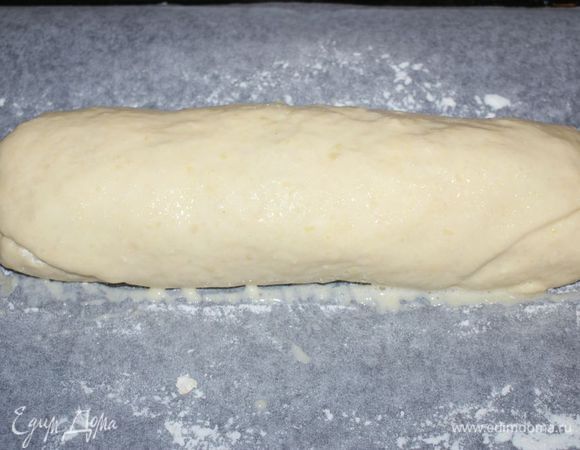 Второе яйцо взбить вилкой и смазать им рулет. Я в этот раз купила яйца с очень светлым желтком. Поэтому на фото не очень заметно что рулет смазан.
