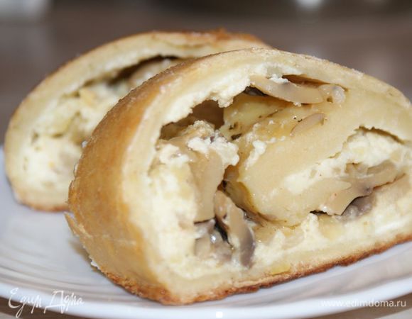 Духовку разогреть до 170 градусов. Выпекать рулет 40 минут. 
