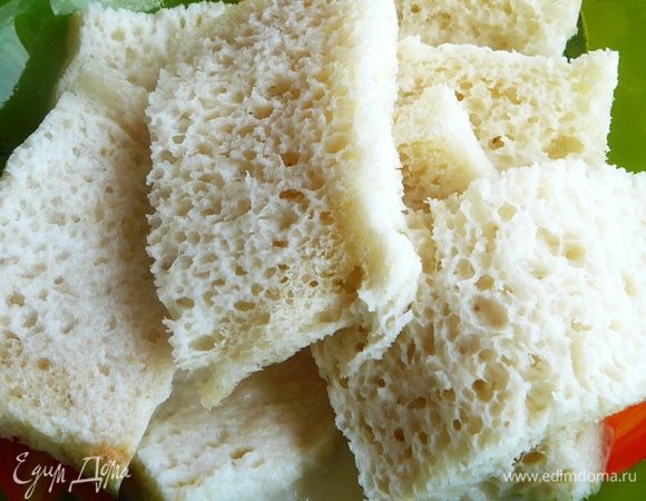 С хлеба срезать корки и замочить в сливках.