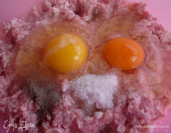 Добавить к фаршу отжатый хлеб, сливочное масло, соль, перец и яйца...
