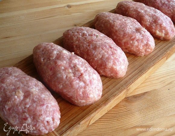 Вылепить из фарша большие овальные котлеты. Выложить на доску и поставить в холодильник на 20-30 минут.
