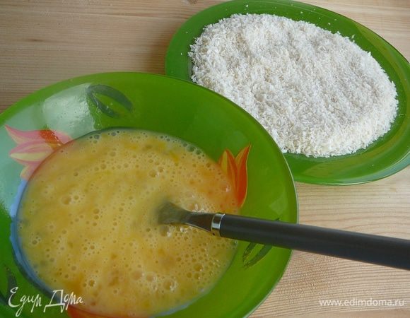 Хлебную крошку (или панировочные сухари)насыпать на плоскую тарелку, яйцо взболтать...