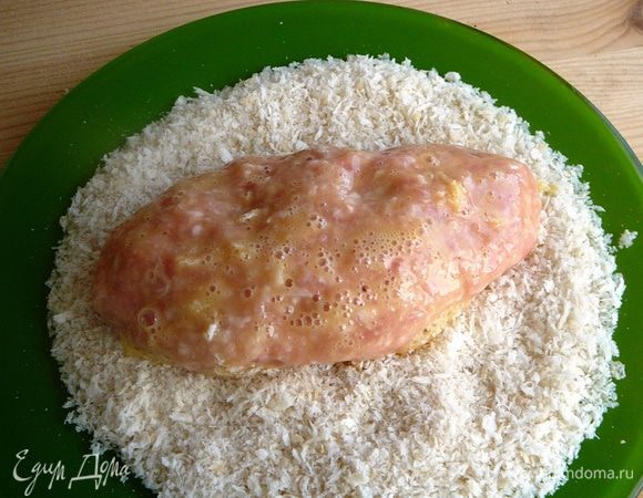 Каждую котлету обмакнуть сначала в яйцо. Затем обвалять в сухарях.