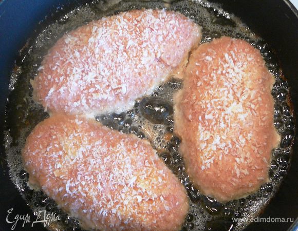 Обжарить котлеты до румяной корочки с обеих сторон в хорошо разогретом масле.
