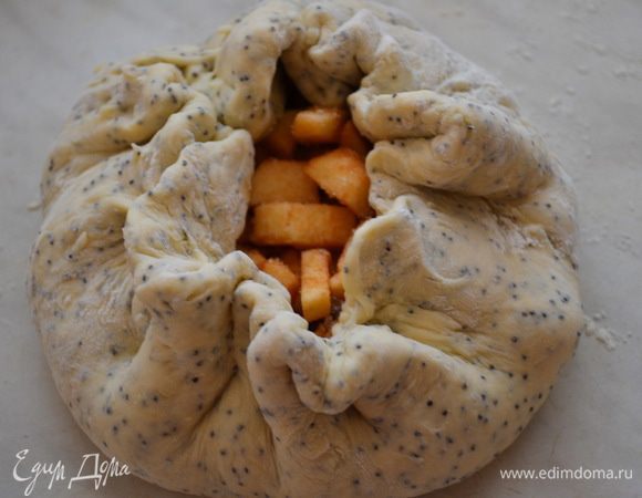 Затем тесто собираем в мешочек, закручиваем, переворачиваем и раскатываем с 2х сторон.