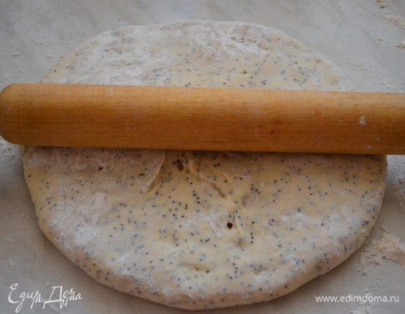 Жарить на сковородке, на подсолнечном масле, под крышкой на медленном огне. 