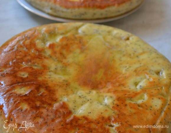 Горячие коржики смазать мёдом, и можно кушать тёплыми, это очень вкусно.