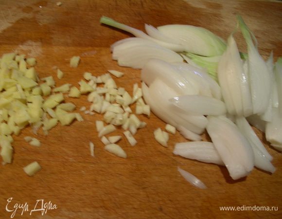Отвариваем рис согласно инструкции на упаковке. Мелко режем лук, чеснок и корень имбиря.

