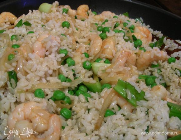 Добавляем рис и жарим на среднем огне 6-8 минут.
