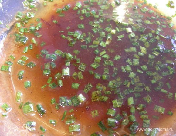 Для маринада соединим оливковое масло, бальзамический уксус, лимонный сок, мелкопорезанный шнитт-лук, соль и перец.
