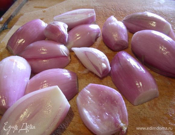 Теперь подготовим овощи. Луковички шалот режем в длину напополам. 
