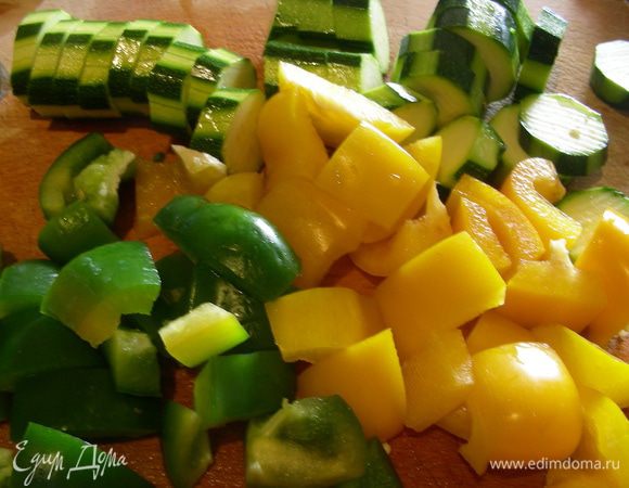 Цукини нарезаем кружочками 1 см толщиной. Перец режем средними квадратиками под размер остальных овощей.

