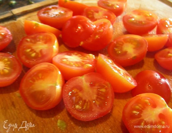Помидорчики черри режем напополам.
